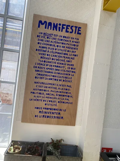 Le manifeste de l’économie bleue, imprimé sur un grand panneau de bois dans le parcours.